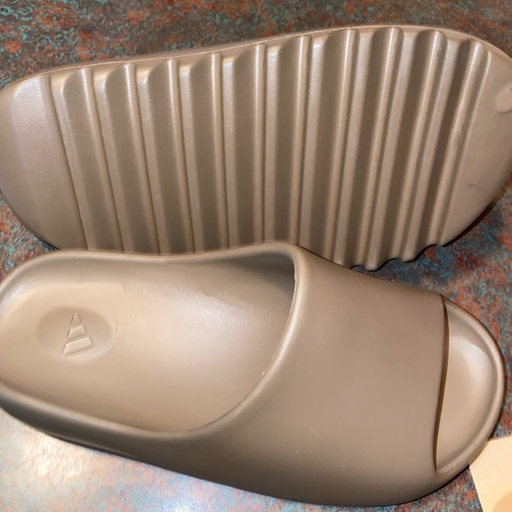 Yeezy slides size 5 earth brown